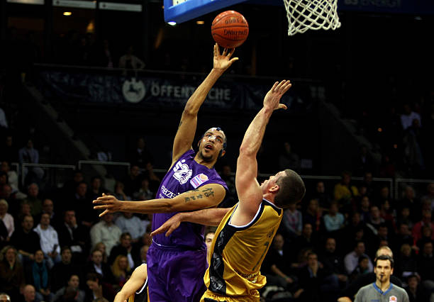 表现也不容 表现也不容